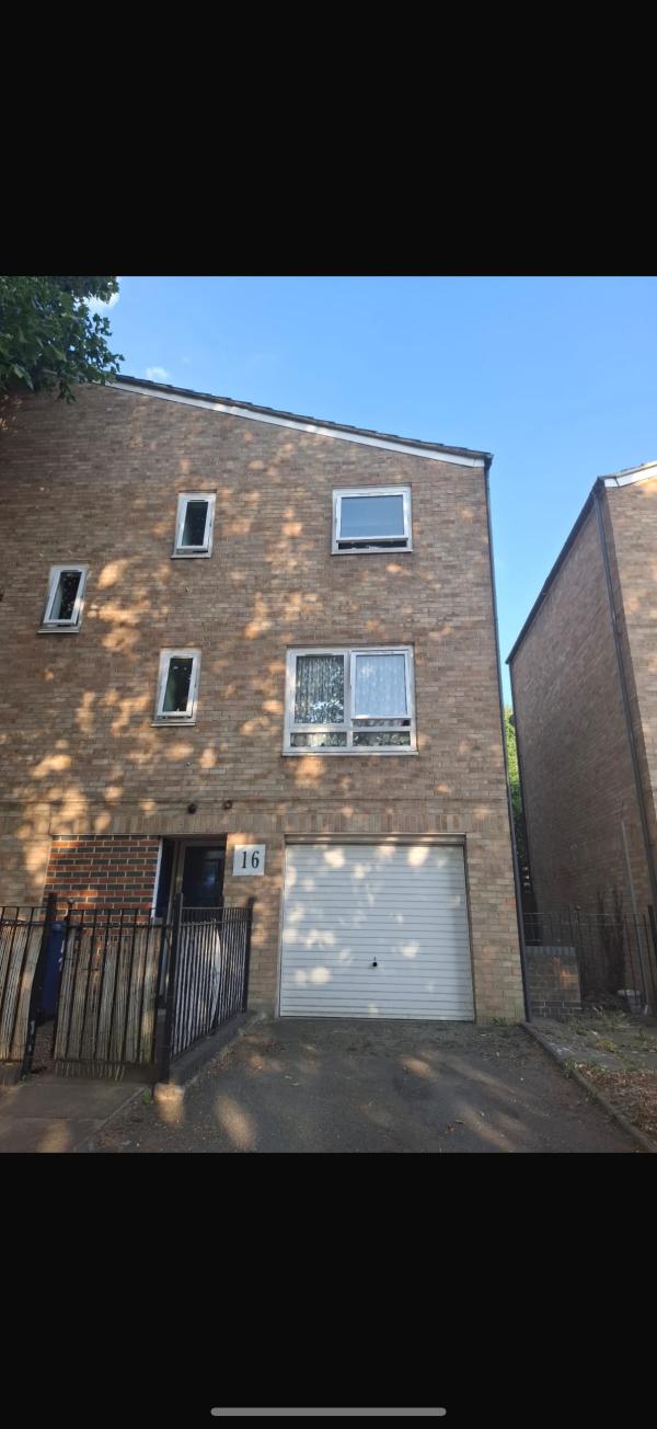 3 bedroom house in Colindale House Exchange